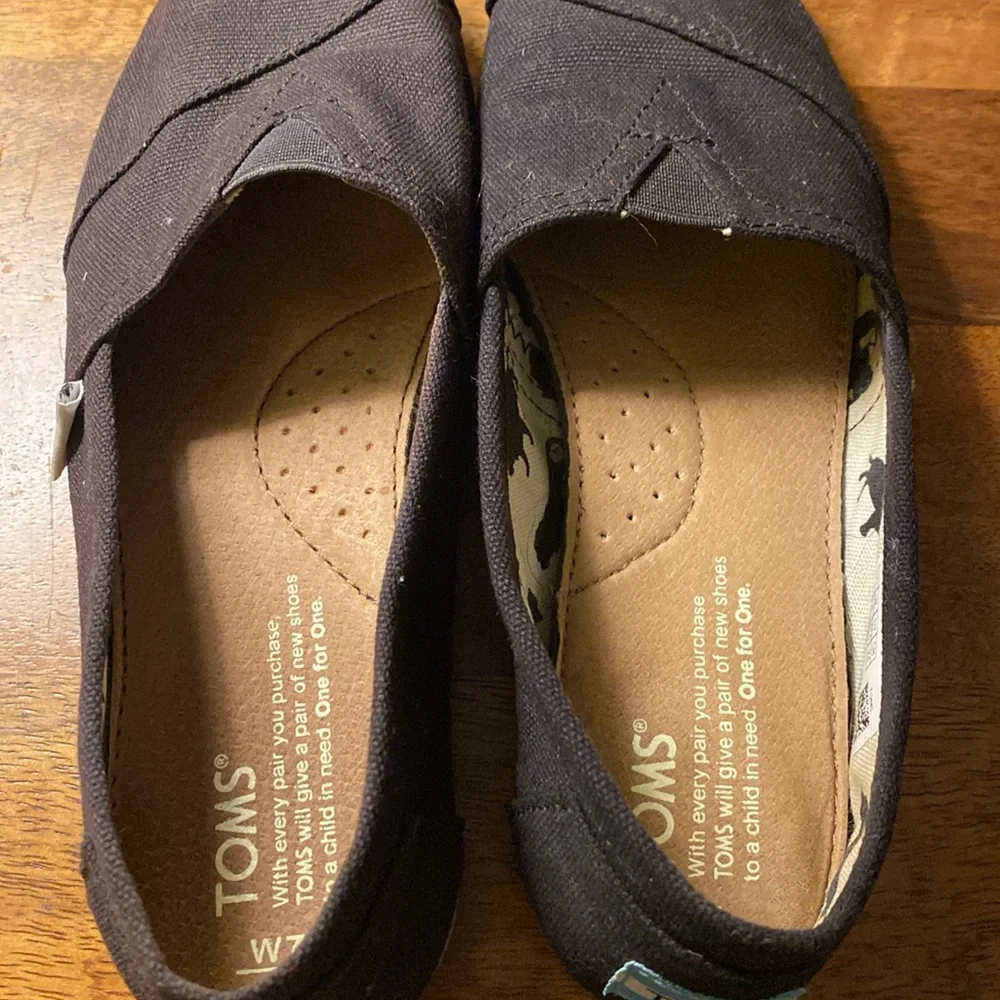 Tom’s Slip on Black Shoes Size W7 - Picture 6 of 6